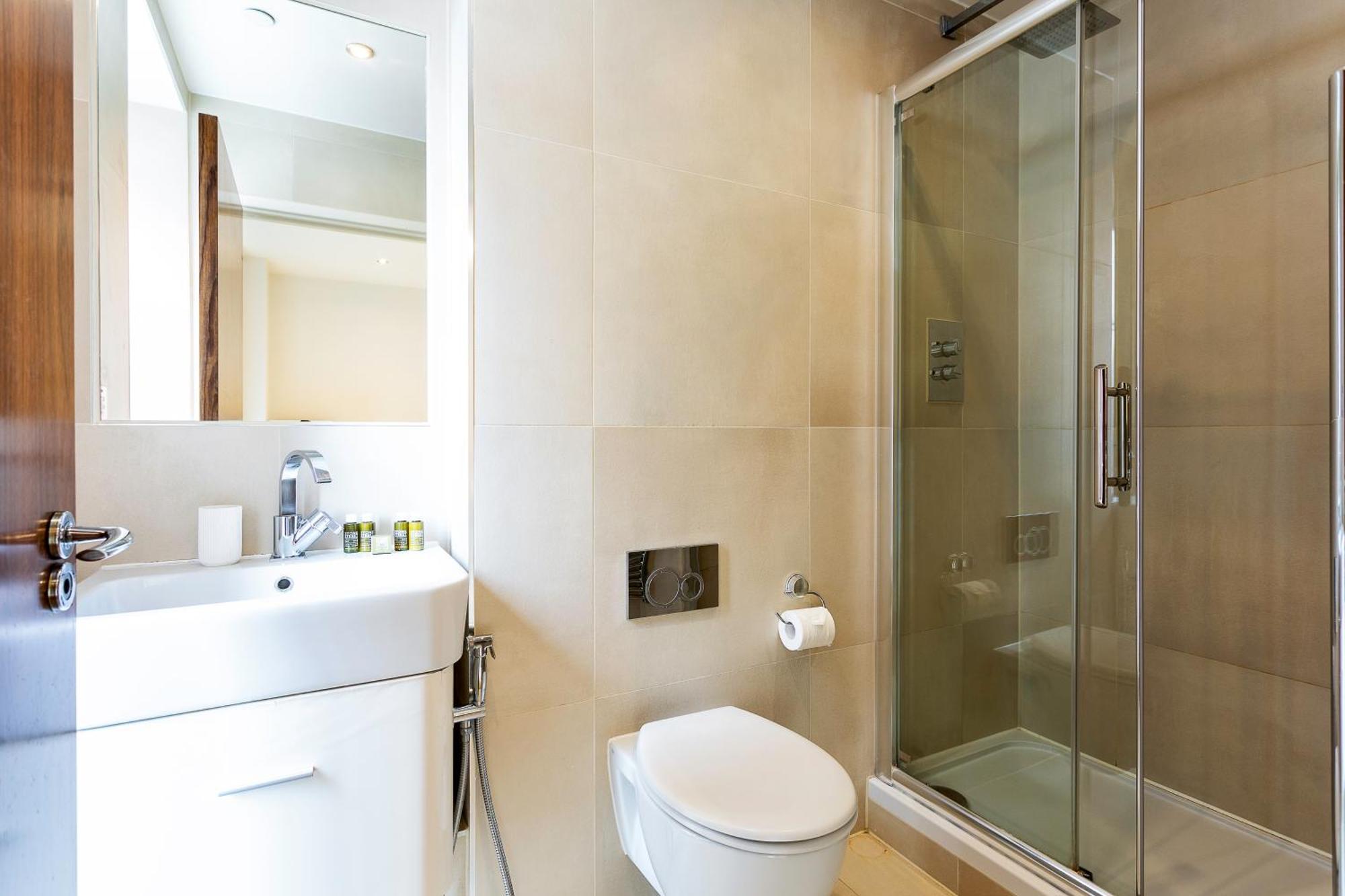 Serene Cityscape - 2br Luxury Westminster Appartement